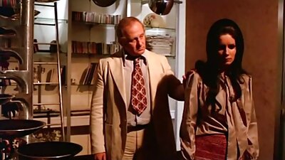 Натали астак цагаан дотуур хувцас өмсөж, гарч байна