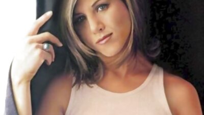 Тэр ихэнх хувцсаа тайлж, орон сууцанд умбалаа