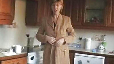 Энэ MILF хамт байх нь хөгжилтэй бөгөөд олон нийтийн газар болон хаалттай хаалганы цаана дэггүй байх дуртай